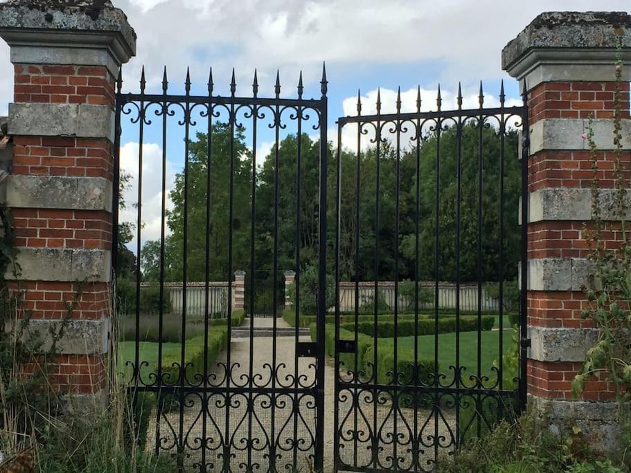 Charming Romantic Tower In Chateau Estate Ocquerre Экстерьер фото
